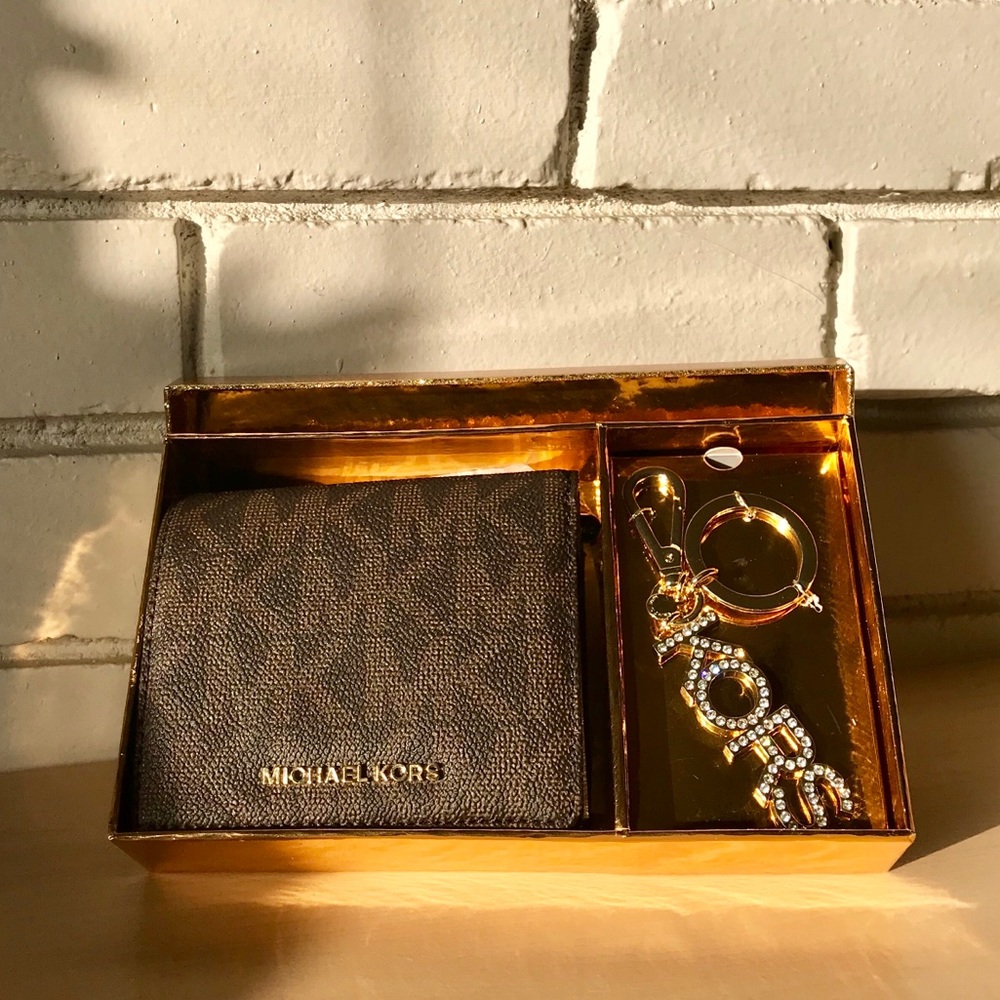 NWT Michael Kors Brown Carryall Wallet w/ Keychain